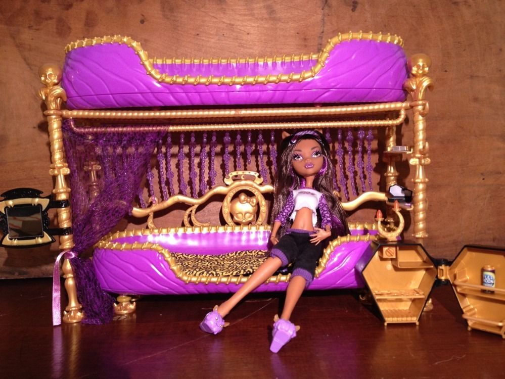   High Dead Tired Clawdeen Wolf and Bunk Bed with Accessories